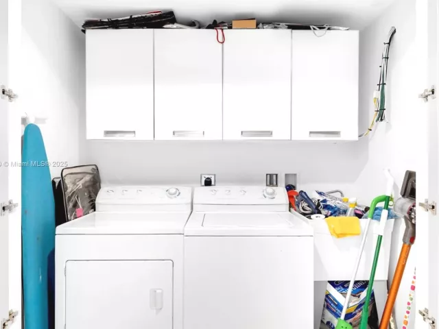 3-bedroom condo for sale in Sunny Isles Beach - 18201 Collins Ave 5206 - MondialRealty