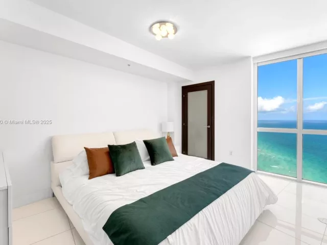 3-bedroom condo for sale in Sunny Isles Beach - 18201 Collins Ave 5206 - MondialRealty