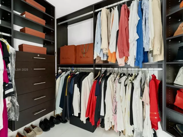 3-bedroom condo for sale in Sunny Isles Beach - 18201 Collins Ave 5206 - MondialRealty