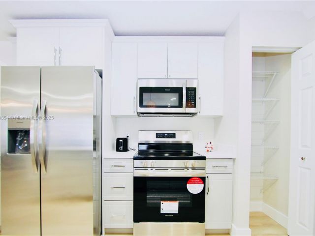 Home for rent at 244 NW 6th Ave 244 - photo 5998134