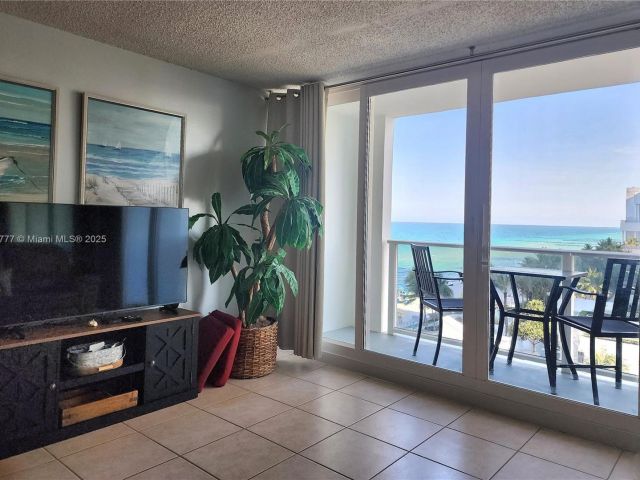 1-bedroom condo for rent in Hollywood - 3505 S Ocean Dr 815 - MondialRealty