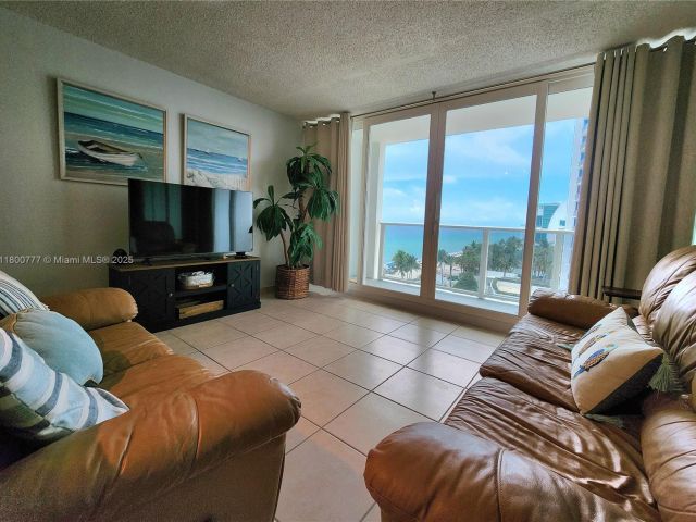 1-bedroom condo for rent in Hollywood - 3505 S Ocean Dr 815 - MondialRealty