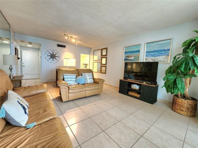 1-bedroom condo for rent in Hollywood - 3505 S Ocean Dr 815 - MondialRealty