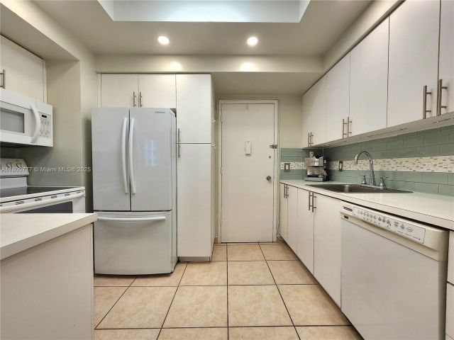 1-bedroom condo for rent in Hollywood - 3505 S Ocean Dr 815 - MondialRealty