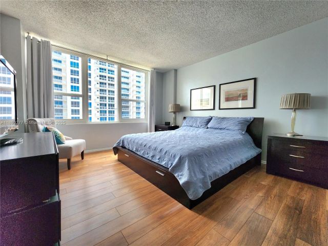 1-bedroom condo for rent in Hollywood - 3505 S Ocean Dr 815 - MondialRealty