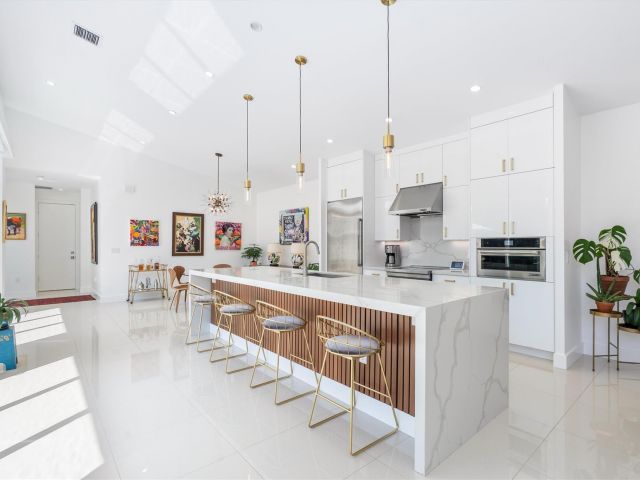 Home for sale at 619 NE 21st Ct - photo 6074616