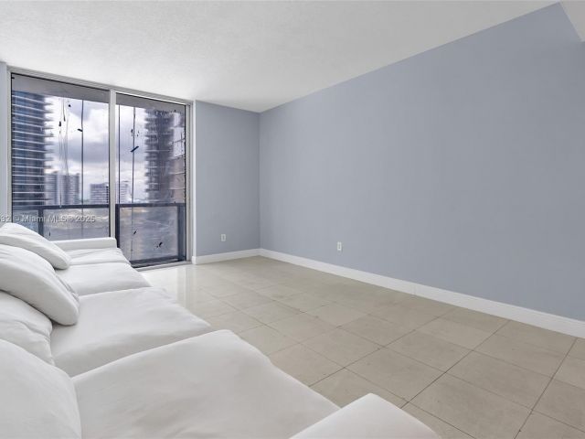 Apartment for sale  Unit #1811 - photo 6021165