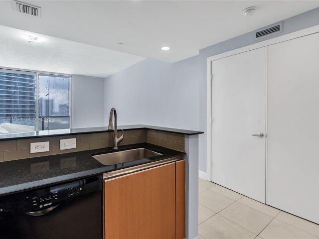 Apartment for sale  Unit #1811 - photo 6021174