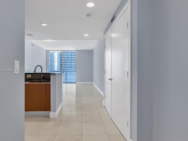 Apartment for sale  Unit #1811 - photo 6021177