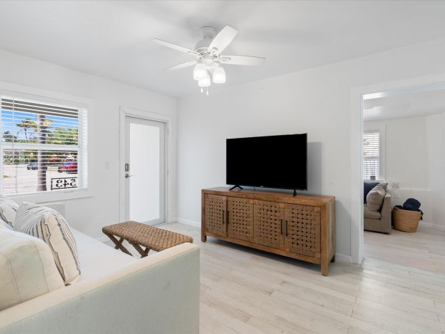 Home for rent at 543 NE 3rd Avenue - photo 6013967