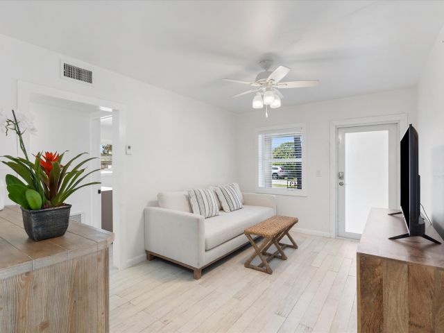 Home for rent at 543 NE 3rd Avenue - photo 6013968