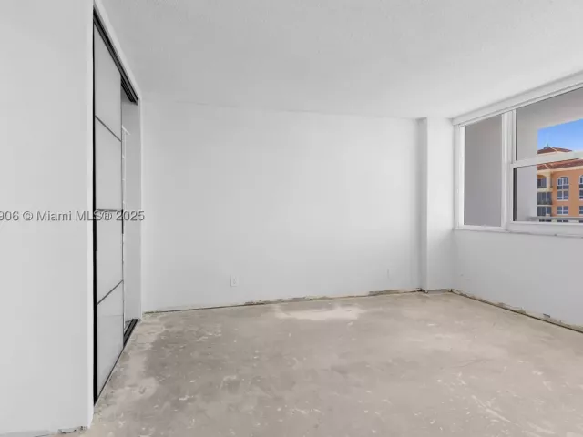 2-bedroom condo for sale in Hallandale Beach - 2030 S Ocean Dr 1708 - MondialRealty