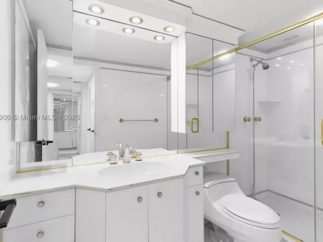 2-bedroom condo for sale in Hallandale Beach - 2030 S Ocean Dr 1708 - MondialRealty