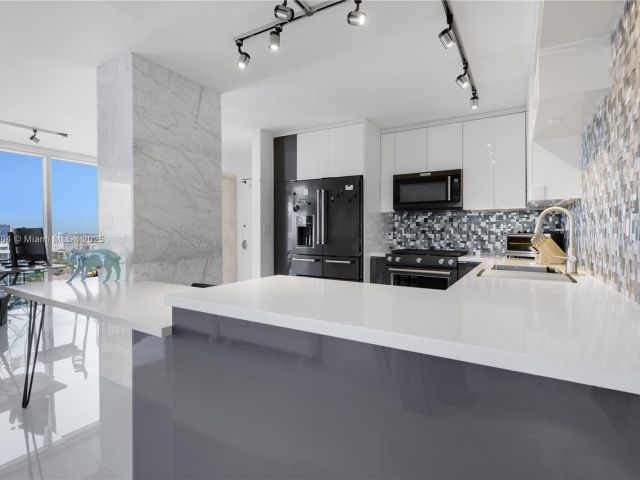 Apartment for sale  Unit #1707 - photo 6008386