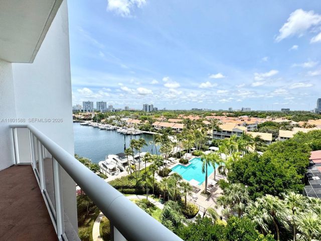 2-bedroom condo for sale in Aventura - 3610 Yacht Club Dr 810 - MondialRealty