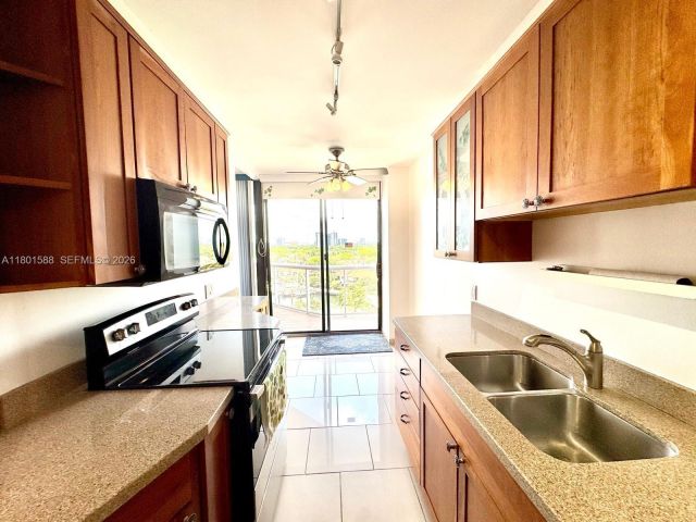 2-bedroom condo for sale in Aventura - 3610 Yacht Club Dr 810 - MondialRealty