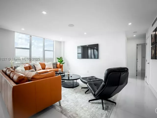3-bedroom condo for rent in Miami Beach - 5600 Collins Ave 14K - MondialRealty