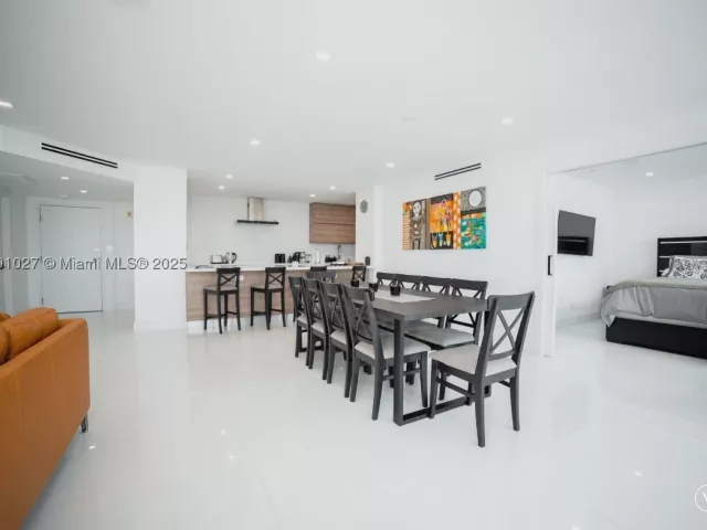 3-bedroom condo for rent in Miami Beach - 5600 Collins Ave 14K - MondialRealty