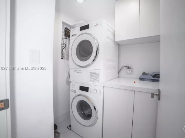 3-bedroom condo for rent in Miami Beach - 5600 Collins Ave 14K - MondialRealty