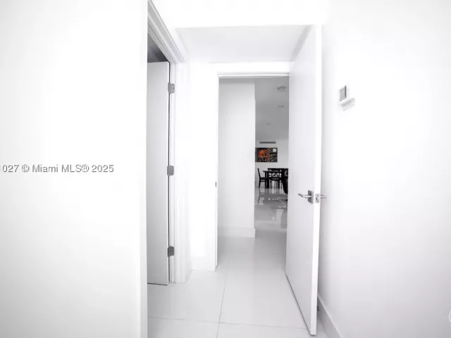 3-bedroom condo for rent in Miami Beach - 5600 Collins Ave 14K - MondialRealty