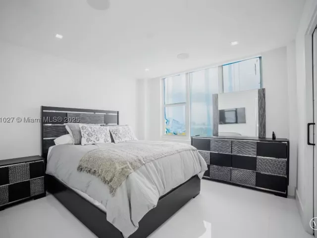 3-bedroom condo for rent in Miami Beach - 5600 Collins Ave 14K - MondialRealty