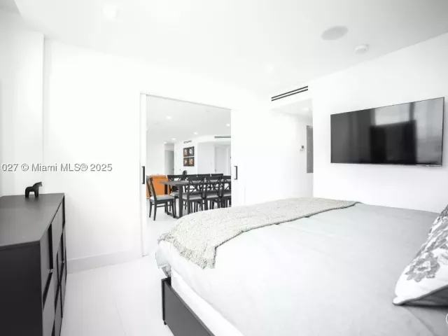 3-bedroom condo for rent in Miami Beach - 5600 Collins Ave 14K - MondialRealty