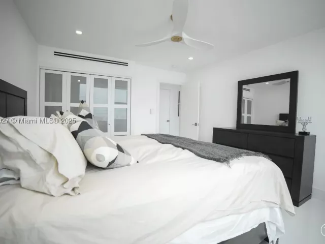 3-bedroom condo for rent in Miami Beach - 5600 Collins Ave 14K - MondialRealty