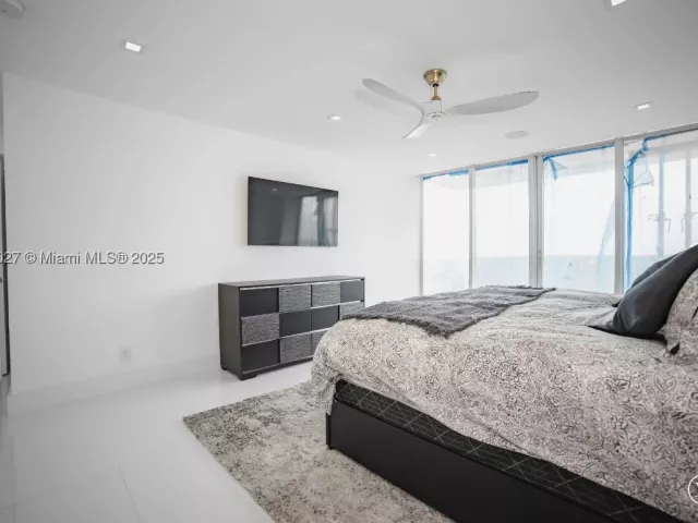 3-bedroom condo for rent in Miami Beach - 5600 Collins Ave 14K - MondialRealty