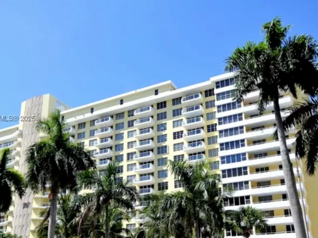 3-bedroom condo for rent in Miami Beach - 5600 Collins Ave 14K - MondialRealty