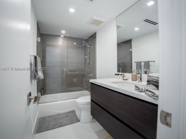 3-bedroom condo for rent in Miami Beach - 5600 Collins Ave 14K - MondialRealty