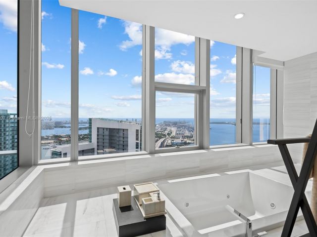 Apartment for sale  Unit #PH 5401 - photo 6017086