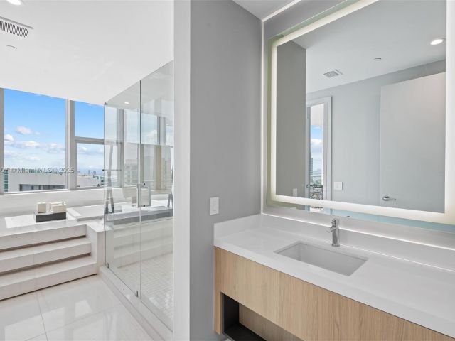 Apartment for sale  Unit #PH 5401 - photo 6017088