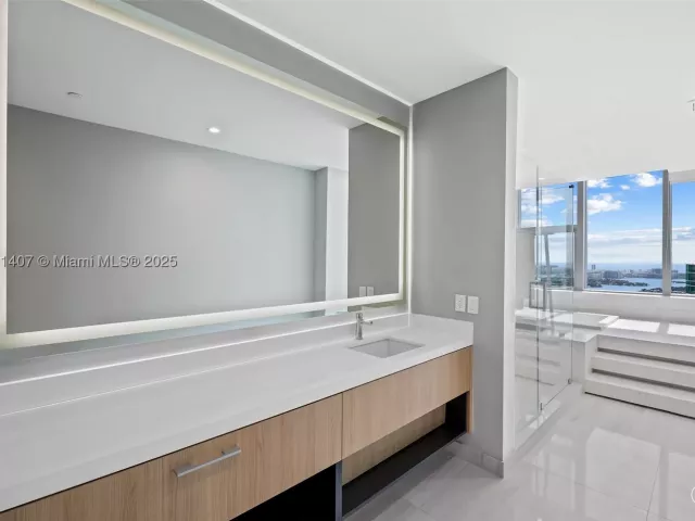 5-bedroom condo for sale in Miami - 851 NE 1st Ave PH 5401 - MondialRealty