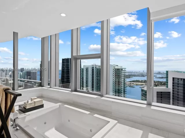 5-bedroom condo for sale in Miami - 851 NE 1st Ave PH 5401 - MondialRealty
