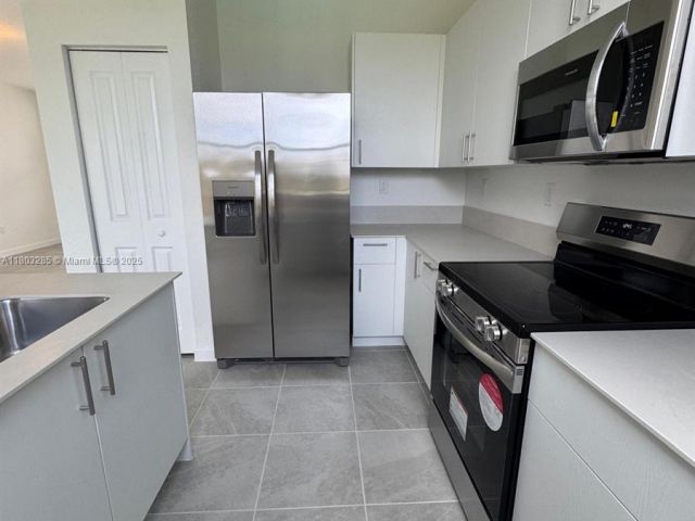 Home for rent at 2825 SE 25 . - photo 6028171