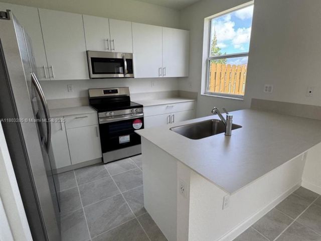 Home for rent at 2825 SE 25 . - photo 6028172