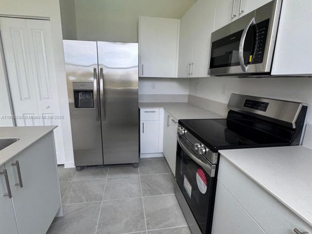 Home for rent at 2825 SE 25 . - photo 6028173