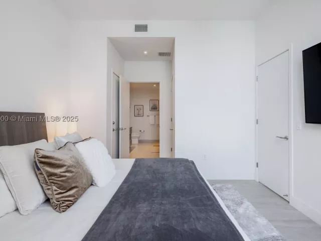 2-bedroom condo for rent in Hollywood - 4010 S Ocean Dr T4303 - MondialRealty