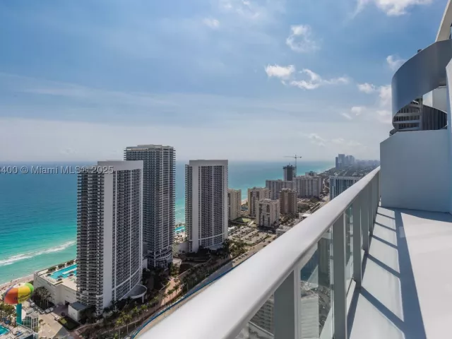 2-bedroom condo for rent in Hollywood - 4010 S Ocean Dr T4303 - MondialRealty