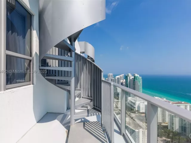 2-bedroom condo for rent in Hollywood - 4010 S Ocean Dr T4303 - MondialRealty