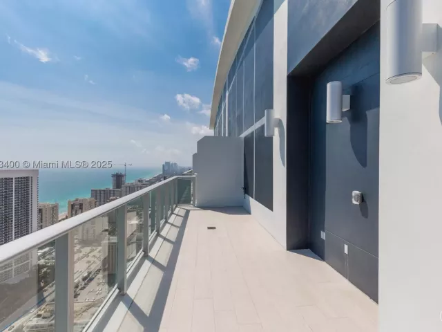 2-bedroom condo for rent in Hollywood - 4010 S Ocean Dr T4303 - MondialRealty