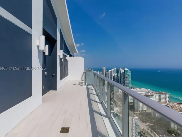2-bedroom condo for rent in Hollywood - 4010 S Ocean Dr T4303 - MondialRealty