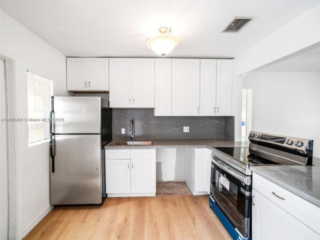 Home for rent at 1240 NW 7th Ave 1 - photo 6022017