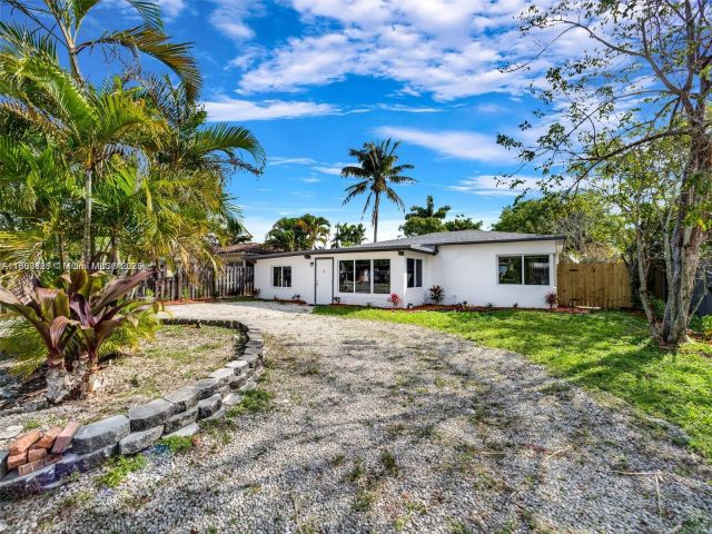 Home for rent at 1240 NW 7th Ave 1 - photo 6022025