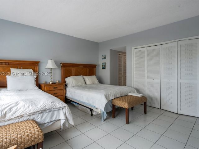 1-bedroom condo for sale in Miami Beach - 5601 Collins Ave 615 - MondialRealty