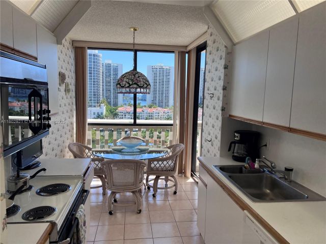 2-bedroom condo for sale in Aventura - 1000 Island Blvd 1508 - MondialRealty