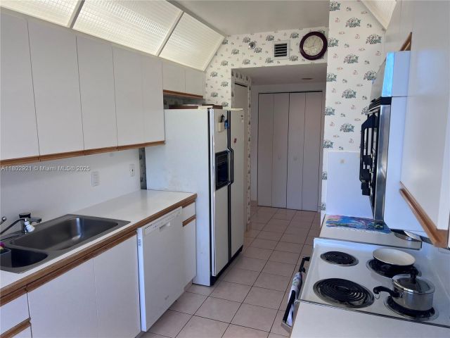 2-bedroom condo for sale in Aventura - 1000 Island Blvd 1508 - MondialRealty