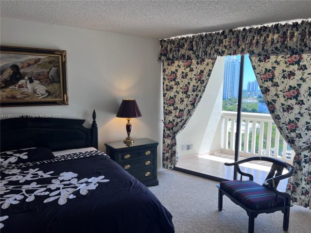 2-bedroom condo for sale in Aventura - 1000 Island Blvd 1508 - MondialRealty