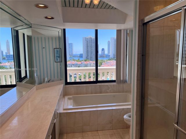 2-bedroom condo for sale in Aventura - 1000 Island Blvd 1508 - MondialRealty
