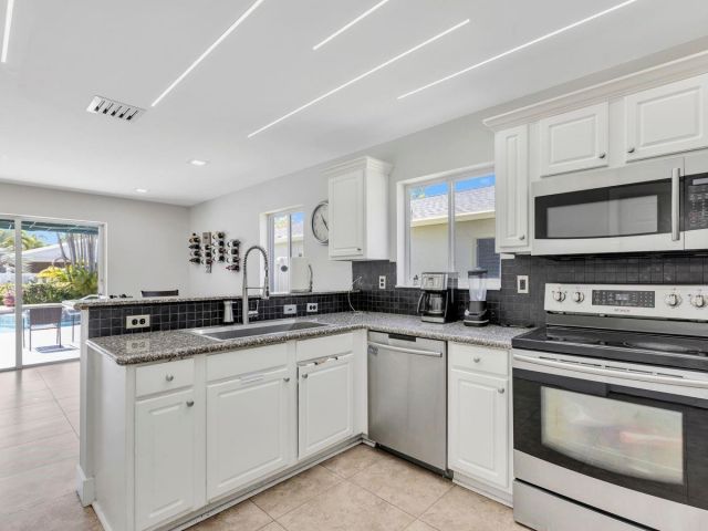 Home for sale at 1220 SW 46th Ter - photo 6041451